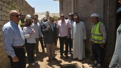 محافظ أسيوط يشهد بدء تشغيل وصلات الصرف الصحي المنزلية بقرية دير درنكة ودرنكة بمركز أسيوط
