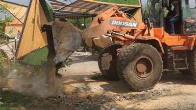 إزالة قاعة مقامة على أراضٍ زراعية برافد الطريق الدولي في كفر الشيخ