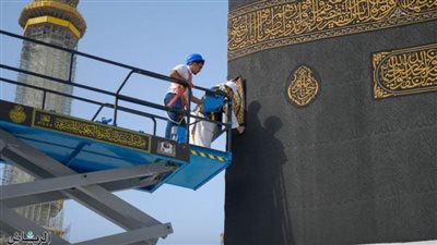 بدء أعمال تغيير كسوة الكعبة المشرفة