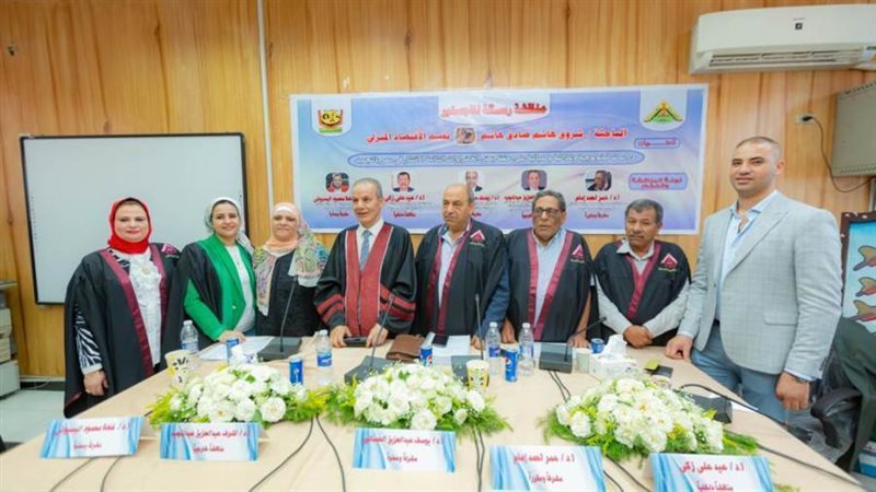 لجنة المناقشة والباحثة