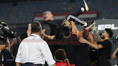  شاهد.. خوف كولر من السقوط حينما حمله اللاعبون عاليًا للاحتفاء بدرع الدوري