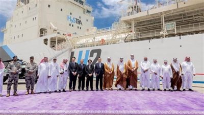 وزيرا الطاقة والاستثمار السعوديان يزوران ناقلة الهيدروجين اليابانية في ميناء جدة 
