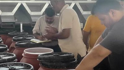 ضبط مصنع مواد غذائية بدون ترخيص خلال حملة تموينية بمطاي شمال المنيا