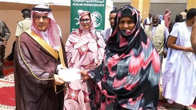 مركز الملك سلمان للإغاثة يوزع أطنانًا من السلال الغذائية في جمهورية موريتانيا