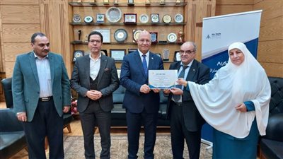 رئيس جامعة بنها يكرم المشاركين في إعداد الخطة الاستراتيجية الجديدة 2023-2030