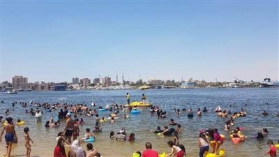 هاربون من الحر إلى شواطئ الإسماعيلية