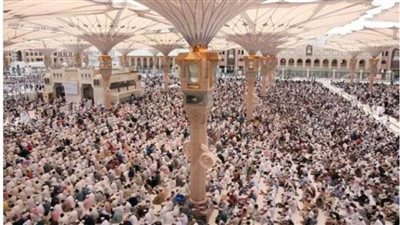 المصلون يؤدون صلاة أول جمعة في العام الهجري الجديد بالمسجد النبوي