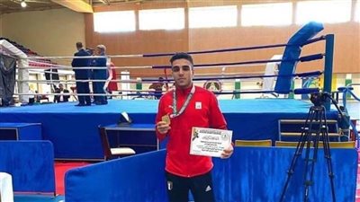 عمر عبد العزيز يحصد المركز الأول والميدالية الذهبية في بطولة الجمهورية للنخبة للملاكمة