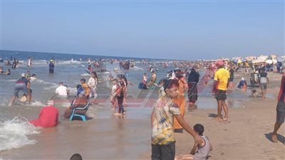 شواطئ مصيف بلطيم كاملة العدد وزحام وإقبال من كافة المحافظات