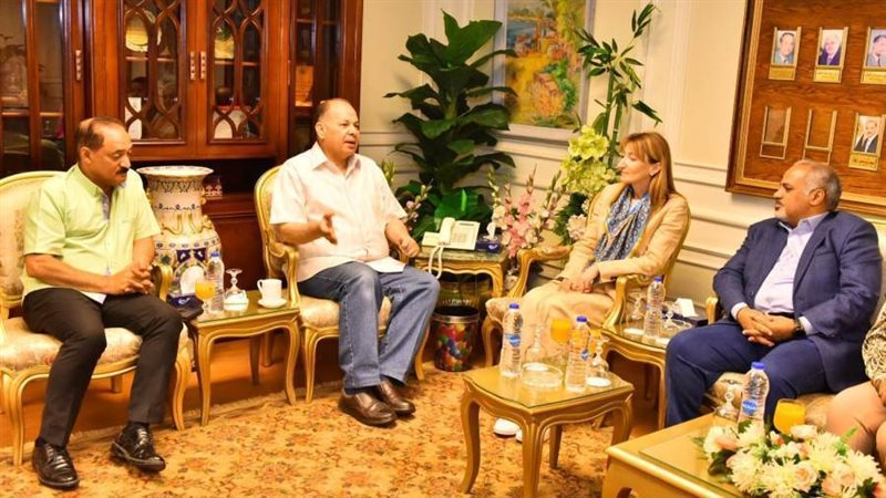 محافظ أسيوط يلتقي