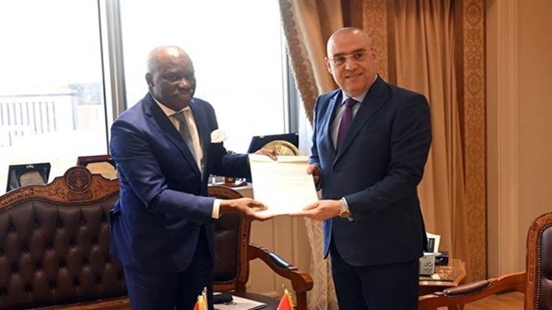 وزير الإسكان يتسلم