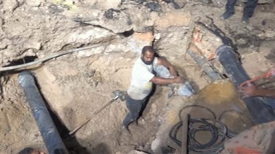 رئيس حي غرب تتابع كسر خط المياه العمومي بشارع أسعد بالورديان حتى الانتهاء