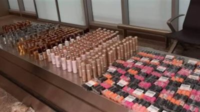 ضبط راكبة بمطار القاهرة حاولت تهريب كمية كبيرة من مستحضرات التجميل