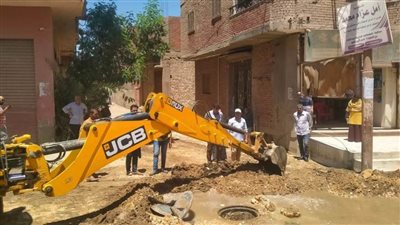 استجابةً لشكاوى المواطنين.. إصلاحات بخط مياه سمالوط وغرفة صرف صحي ببني مزار