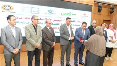 محافظ الدقهلية يسلم 106 مواطنين قروضًا لدعم مشروعاتهم