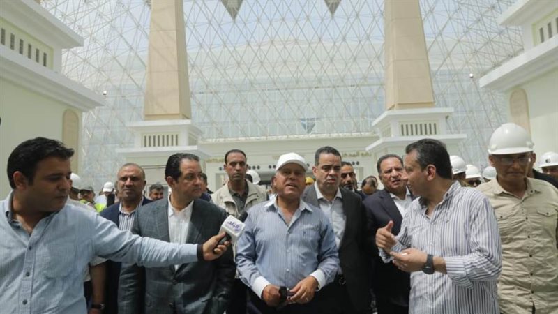 وزير النقل يرافقه