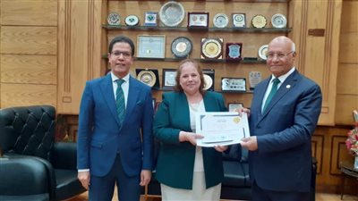 رئيس جامعة بنها يكرم المشاركين في إعداد الخطة البحثية الجديدة