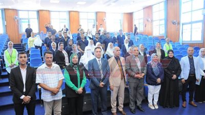 رئيس جامعة كفر الشيخ يكرم طلاب كلية التمريض 