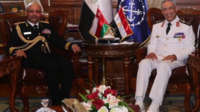 قائد القوات البحرية المصرية يلتقي نظيره من القوات البحرية العمانية