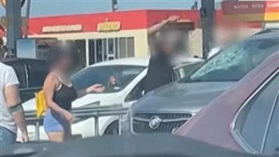 أب يحاول إنقاذ طفله من حرارة سيارة مقفلة نسي مفاتيحه داخلها... فيديو