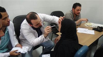 صحة المنيا.. تنظم قافلة طبية لأهالي قرية أسمنت بابوقرقاص