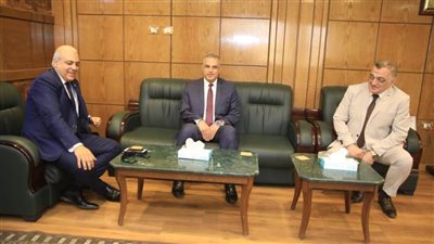 محافظ سوهاج يهنئ 