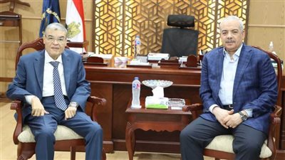 محافظ المنيا يهنئ مدير الأمن ويُشيد بالدور الوطني لرجال الشرطة في تحقيق الأمن والاستقرار