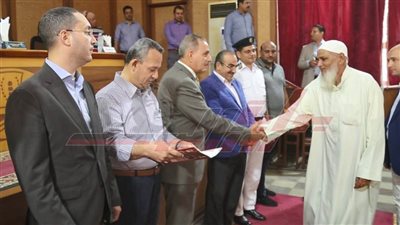  محافظ كفر الشيخ يسلم 25 عقد تقنين للأراضي