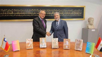 السفير التشيلي يهدي مكتبة الإسكندرية مؤلفات أبرز أدباء وشعراء بلاده