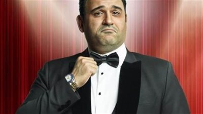 أكرم حسني بشارب عمرو دياب الرفيع في فيلمه الجديد