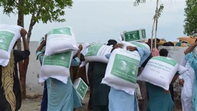 مركز الملك سلمان للإغاثة يواصل توزيع المساعدات لمتضرري الفيضانات في باكستان 