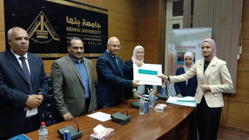 تسليم الشهادات للشباب