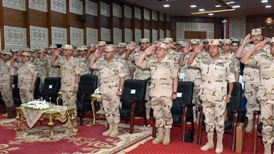 وزير الدفاع والإنتاج الحربي يلتقي عدداً من مقاتلي المنطقة الغربية العسكرية