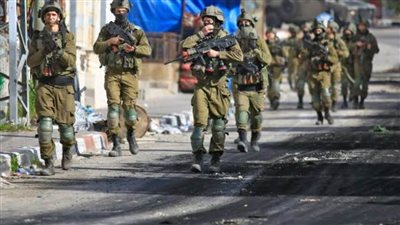 جنود الاحتلال والمُستوطنون يعتدون على الفلسطينيين في مناطق متفرقة بالضفة الغربية