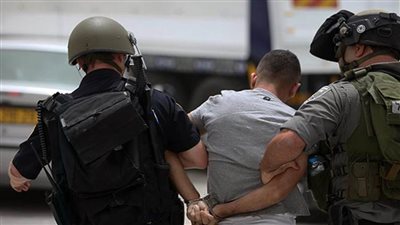 مستوطنون يقتحمون باب العمود والاحتلال يعتقل مواطنا