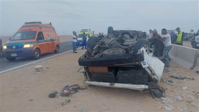 مصرع ٢ وإصابة ١٢ آخرين في انقلاب ميكروباص بالسويس