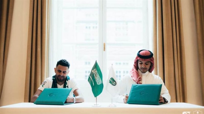 رياض اثناء التوقيع