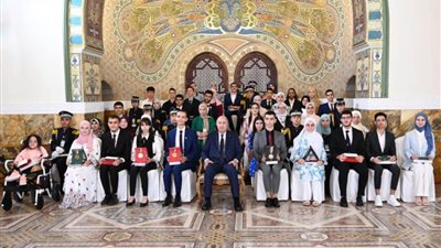 الرئيس الجزائري يكرم المتفوقين الأوائل في امتحانات شهادتي الثانوية العامة والتعليم المتوسط