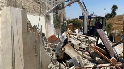 الاحتلال الإسرائيلي يجبر فلسطينيًا ونجله على هدم شقتيهما بالقدس