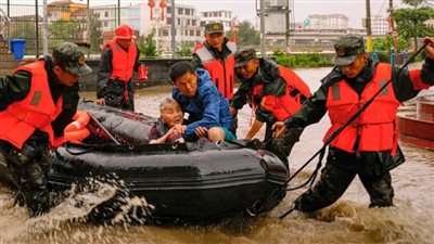 هطول أمطار غزيرة على العاصمة الصينية يتسبب في فرار آلاف الأشخاص من منازلهم