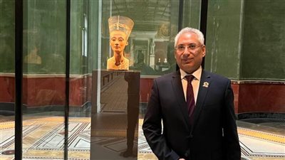 رئيس جامعة المنيا يزور متحف برلين لمشاهدة رأس نفرتيتي شعار الجامعة.. صور