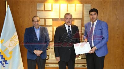 تكريم أوائل دورات وزارة التنمية المحلية ومدربي نقل المعرفة وفريق عمل مركز استدامة