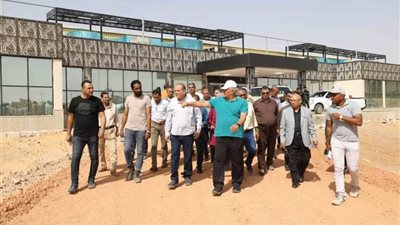 محافظ الوادي الجديد يبحث إجراءات انتقال وتسكين العاملين بمجمع المصالح المميكن
