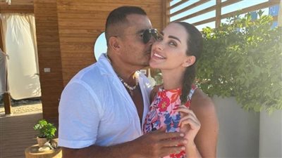 من هي الفتاة التي قبلها عمرو دياب في الساحل؟