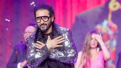 أحمد حلمي يبدأ العرض الرابع لمسرحيته 