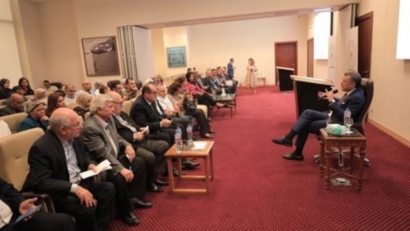 وزير السياحة مع الصحفيين