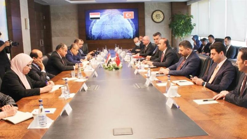 خلال اللقاء بين وزير