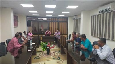 رئيس الوحدة المحلية بالخارجة يترأس اجتماعًا مع رؤساء القطاعات ومسؤول شركة النظافة بالوادي الجديد