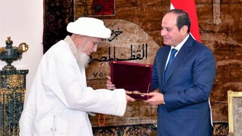 الرئيس السيسي يمنح