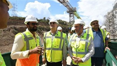 وزير الإسكان يتفقد سد 